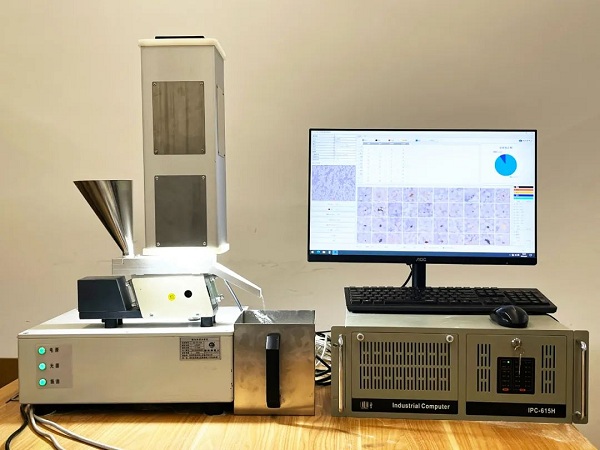 粉末雜質(zhì)分析儀正在進(jìn)行PVC粉末檢測